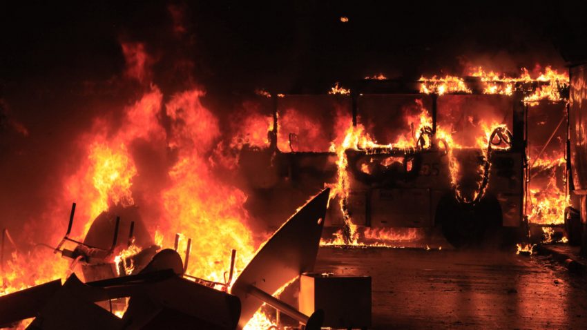 (UPDATE) Un autobuz a luat foc la Năvodari