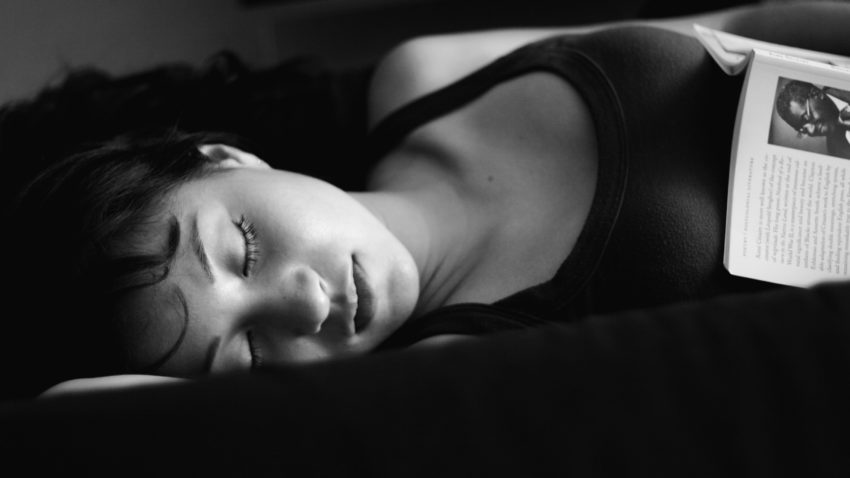 Cărţile tipărite vă ajută să dormiţi mai bine. Tabletele vă obosesc!