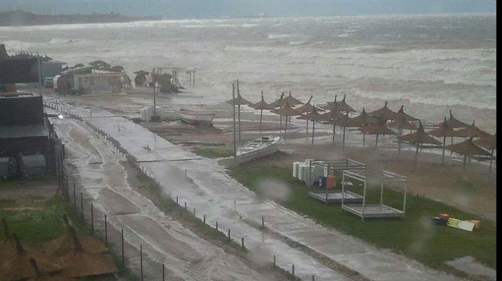POTOP în Bulgaria! Ploi diluviene şi vânt puternic