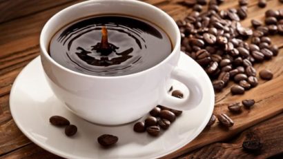 Cafeaua e mai dulce dacă e băută dintr-o cană albastră