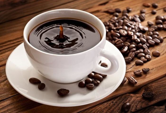 Cafeaua e mai dulce dacă e băută dintr-o cană albastră