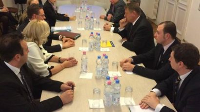 Preşedintele Iohannis şi-a numit în funcţie consilierii. Doi dintre ei, contestaţi de societatea civilă