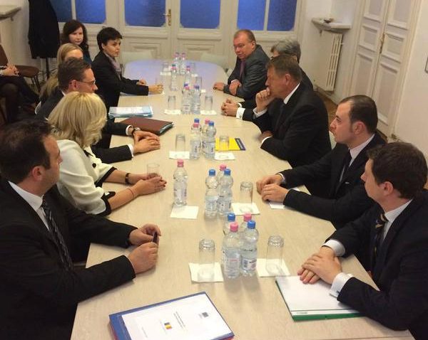 Preşedintele Iohannis şi-a numit în funcţie consilierii. Doi dintre ei, contestaţi de societatea civilă