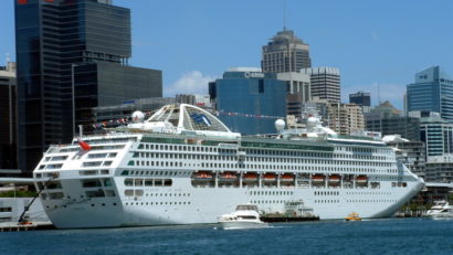 Pasagerii unei nave de lux, ţinuţi în carantină