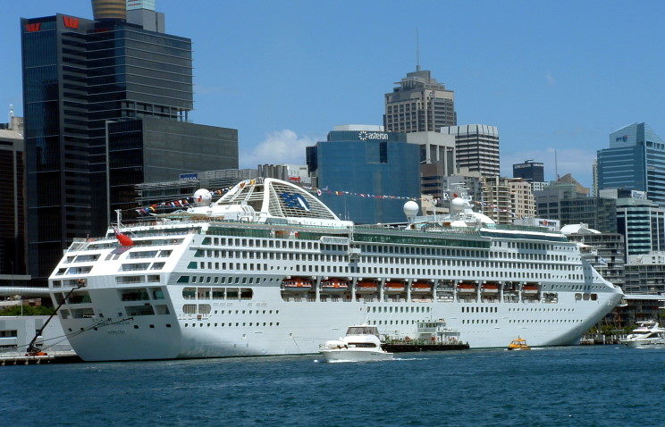 Pasagerii unei nave de lux, ţinuţi în carantină
