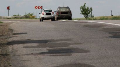 Ce soluţii au autorităţile pentru gropile din drumul Mamaia-Năvodari?