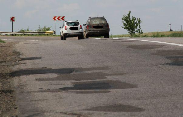 Ce soluţii au autorităţile pentru gropile din drumul Mamaia-Năvodari?