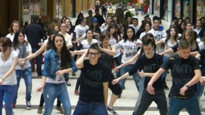 Dans, paradă şi 100 de motive ca să iubeşti România