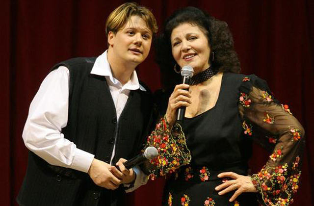 Fuego împodobeşte bradul cu Irina Loghin la Ovidiu .Vezi ce alţi artişti mai sunt pe listă