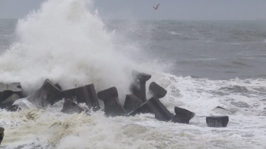Furtuna de pe mare a suspendat activitatea în porturi