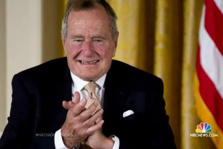 George Bush sr. rămâne în spital