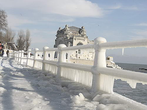 Vreme geroasă în Dobrogea şi ninsori izolate
