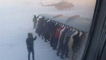 (VIDEO) Ce faci când nu decolează avionul? Îl împingi