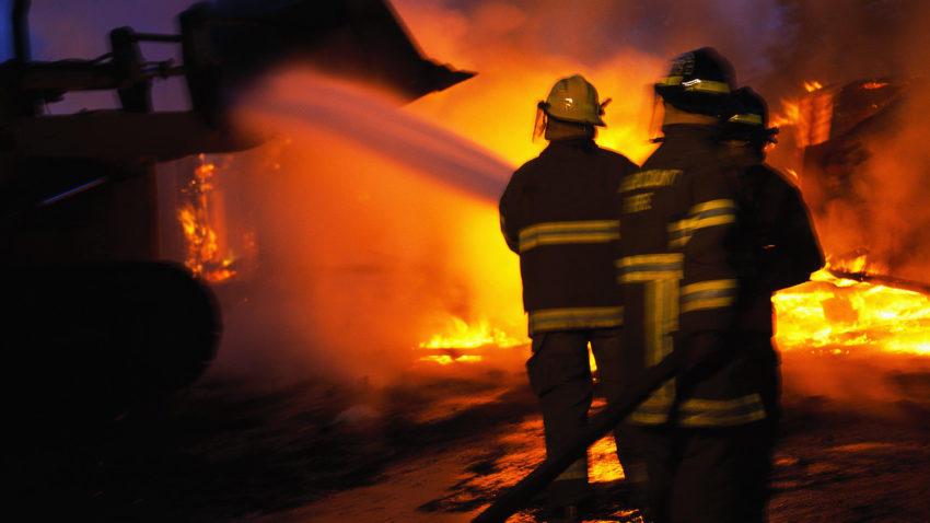 (Update) CASĂ în FLĂCĂRI! Incendiu în satul BIRUINŢA. Copii evacuaţi, mama este de negăsit!