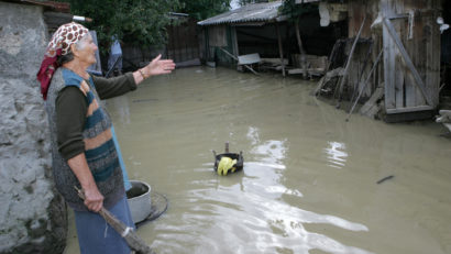 Codul portocaliu de inundaţii, extins în zece judeţe din sud, până joi