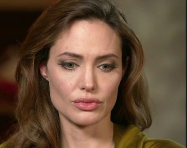 (VIDEO) Angelina Jolie îşi anunţă fanii că este bolnavă