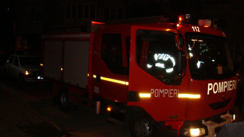 UPDATE Năvodari: O persoană ameninţă că-şi incendiază casa