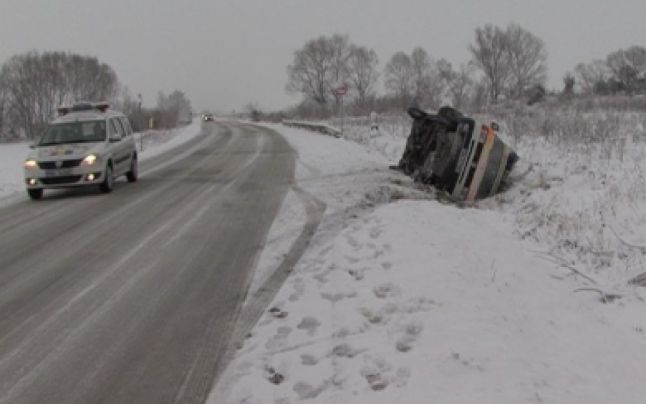 Val de accidente rutiere pe gheaţă