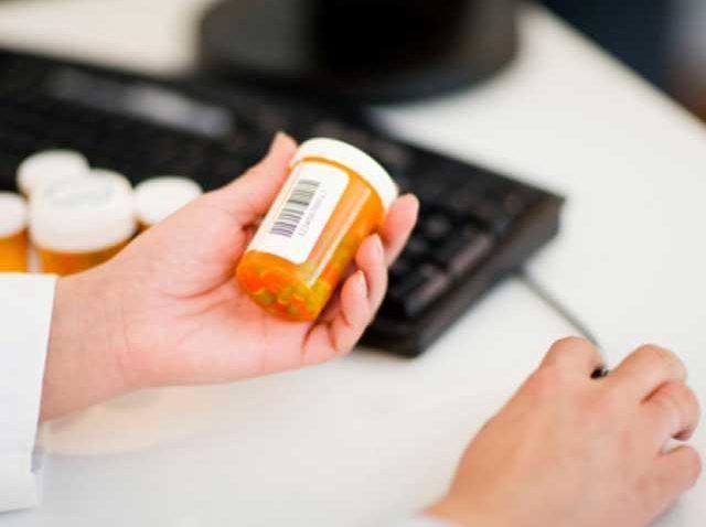 Percheziţii la mai mulţi suspecţi care ar fi făcut afaceri cu medicamente oncologice