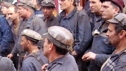 Peste 400 de mineri protestează în curtea Complexului Energetic Hunedoara