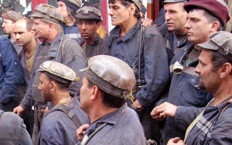 Peste 400 de mineri protestează în curtea Complexului Energetic Hunedoara