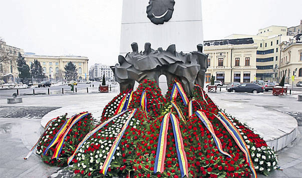 Preşedintele Klaus Iohannis a depus o coroană de flori la Monumentul Eroilor Revoluţiei