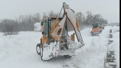 TULCEA. Autoturisme blocate în nămeţi, pe DN 22D, între Turcoaia şi Cerna