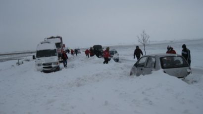 (UPDATE) Maşini blocate în nămeţi în judeţul Tulcea