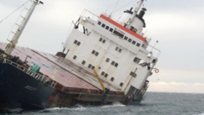 Vremea rea împiedică scoaterea din apă a cargoului Fortuna S, eşuat pe canalul Sulina