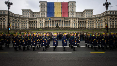 Paradă multinaţională în Piaţa Constituţiei