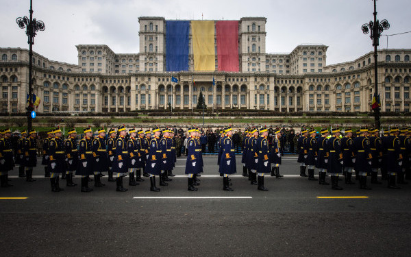 Paradă multinaţională în Piaţa Constituţiei