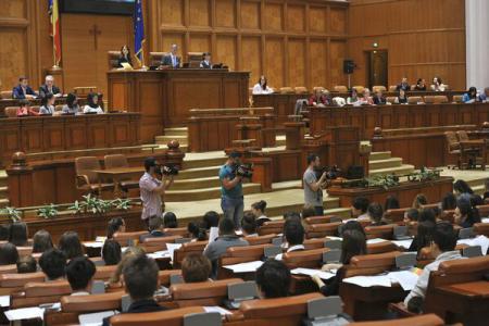 Bugetul, votat în Parlament duminică, înaintea depunerii jurământului de către Klaus Iohannis