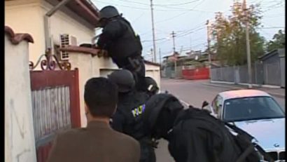 Percheziţii la suspecţi de proxenetism, în Buzău