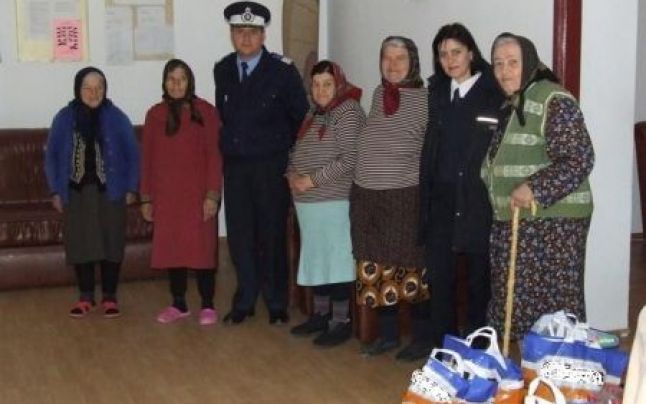 Poliţiştii constănţeni – acţiuni caritabile la Căminul de Bătrâni Poarta Albă