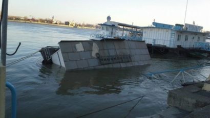 Un ponton s-a scufundat în dreptul falezei din Tulcea