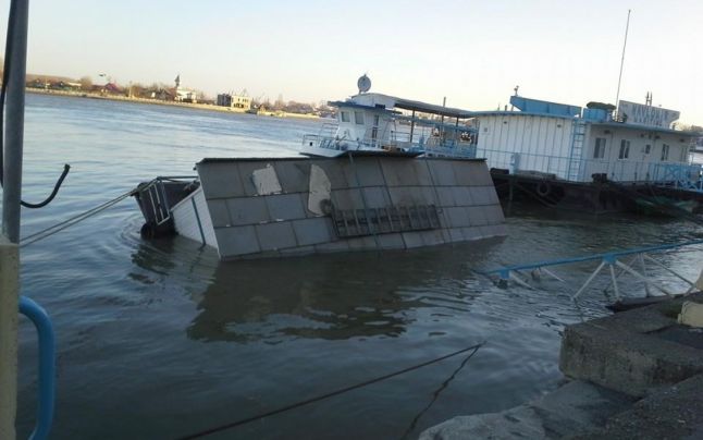 Un ponton s-a scufundat în dreptul falezei din Tulcea