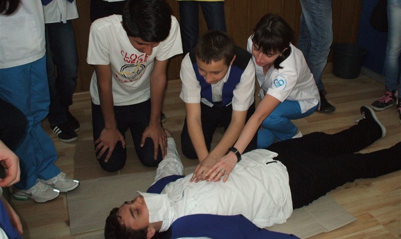 30 de elevi constănţeni învaţă cum pot salva o viaţă