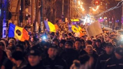 SONDAJ: Românii preferă democraţia în locul comunismului