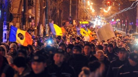 SONDAJ: Românii preferă democraţia în locul comunismului