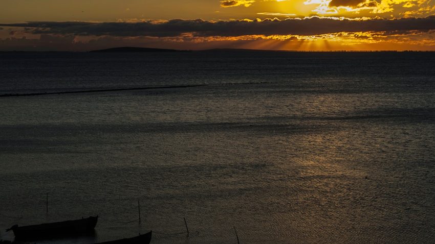 (UPDATE) O barcă cu doi bărbaţi s-a răsturnat pe lacul Razelm. Unul dintre ei a dispărut