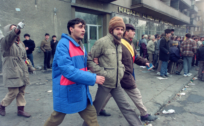 În pragul aniversării a 25 de ani de la Revoluţie, Guvernul amână plata unor revoluţionari