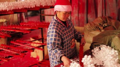 (VIDEO+FOTO) Sindicatul elfilor acuză: Moş Crăciun a externalizat fabricarea cadourilor în China