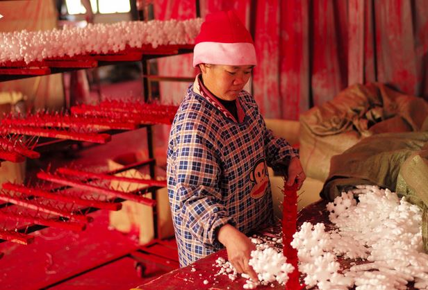(VIDEO+FOTO) Sindicatul elfilor acuză: Moş Crăciun a externalizat fabricarea cadourilor în China