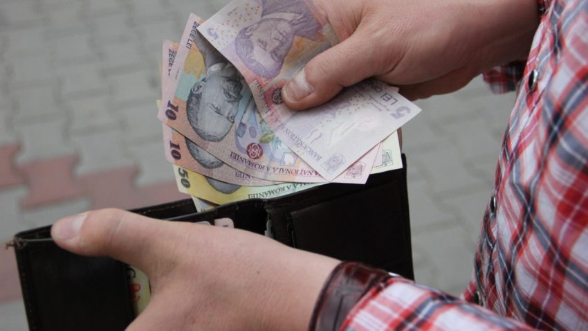 Guvernul îngheață salariile angajaților la stat, cu câteva excepții