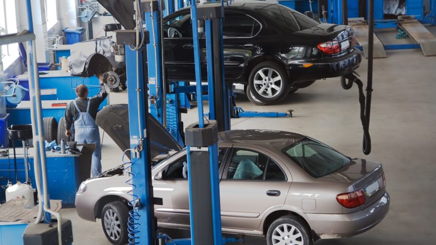 Protest al reprezentanţilor service-urilor auto în Capitală