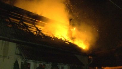 UPDATE Incendiu la Hârşova: arde podul unei case de pe strada Dobrogei