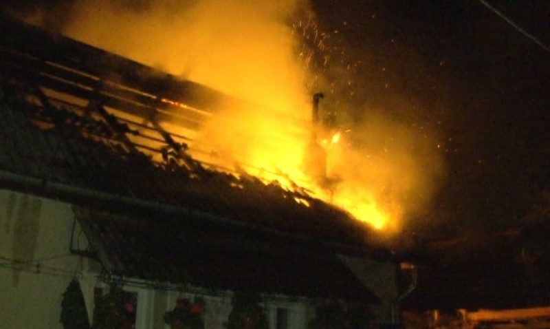 UPDATE Incendiu la Hârşova: arde podul unei case de pe strada Dobrogei