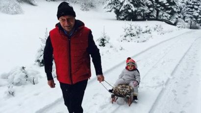 (FOTO)”Un bunic tracţiune” – Traian Băsescu şi nepoţica, la săniuş