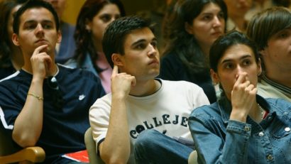 Studiu: Tinerii cred că principalele probleme ale României sunt corupţia, sărăcia şi locurile de muncă