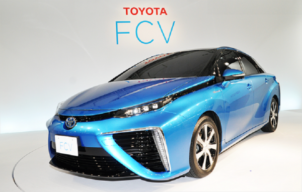Toyota lansează primul vehicul de serie alimentat cu hidrogen